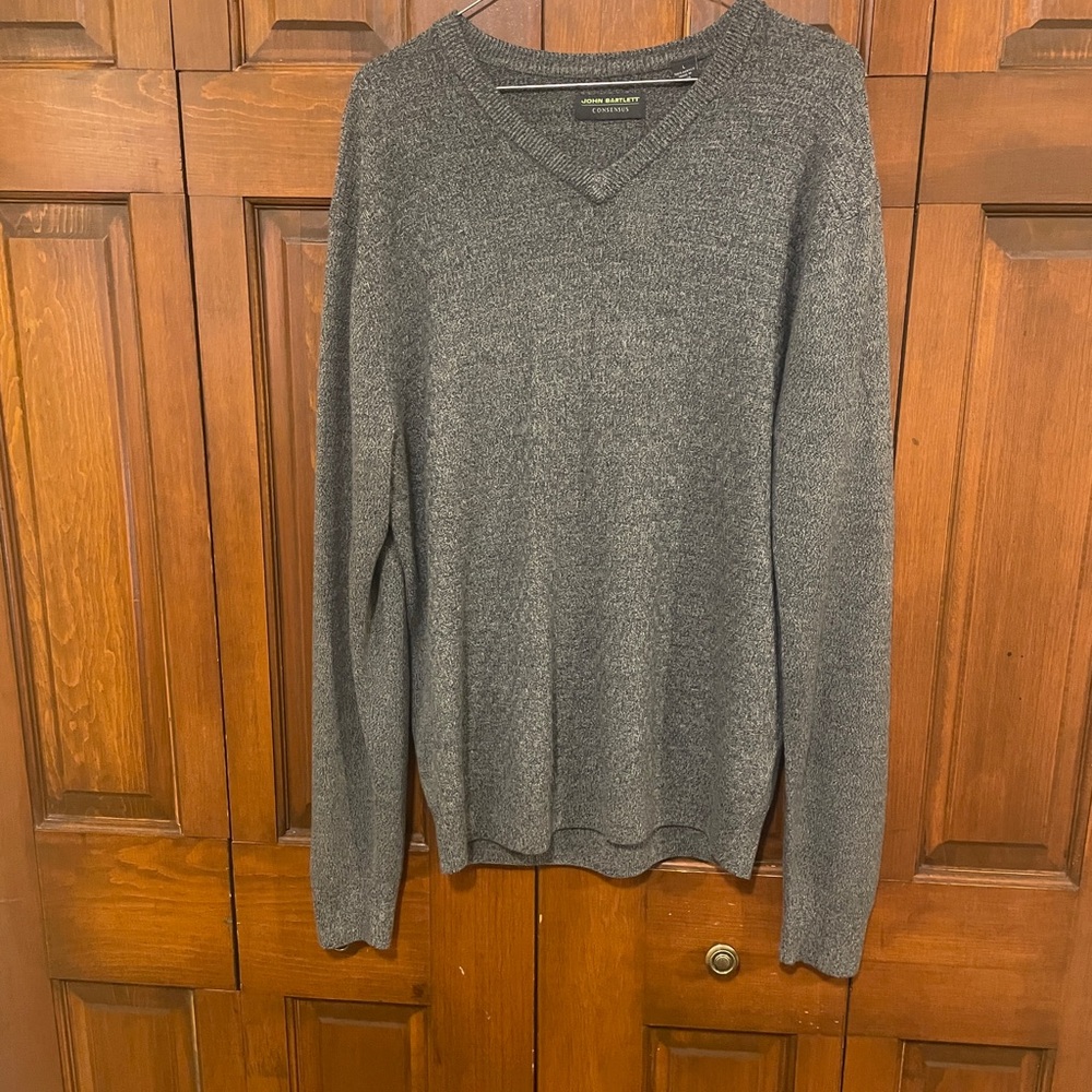 John Bartlett Consensus Men’s Sweater RN # 69016 V Neck. Size L.